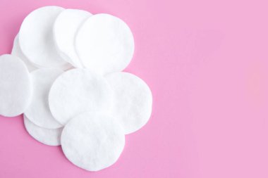 Pembe pastel arka planda pamuk süngerler, üst manzara