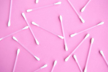 Pembe pastel arka planda pamuk tomurcukları deseni, üst görünüm