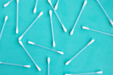 Yeşil arkaplanda pamuk tomurcukları deseni, üst görünüm