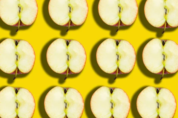黄色の背景にスライスしたリンゴのパターン 最小限の概念 — ストック写真