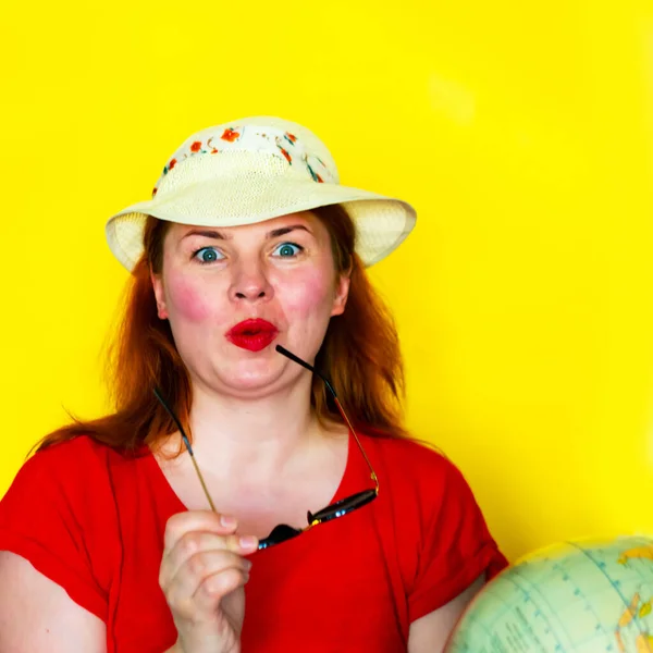 Πορτρέτο Της Όμορφης Κοκκινομάλλα Κορίτσι Σφαίρα Κίτρινο Φόντο Ταξιδιωτική Έννοια — Φωτογραφία Αρχείου