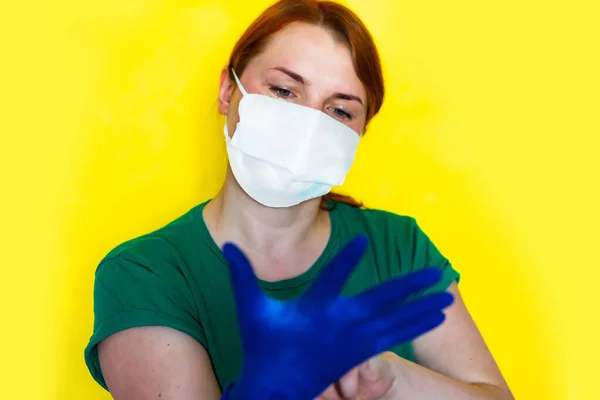 Mädchen Mit Medizinischer Maske Zieht Handschuhe Covid Konzept — Stockfoto