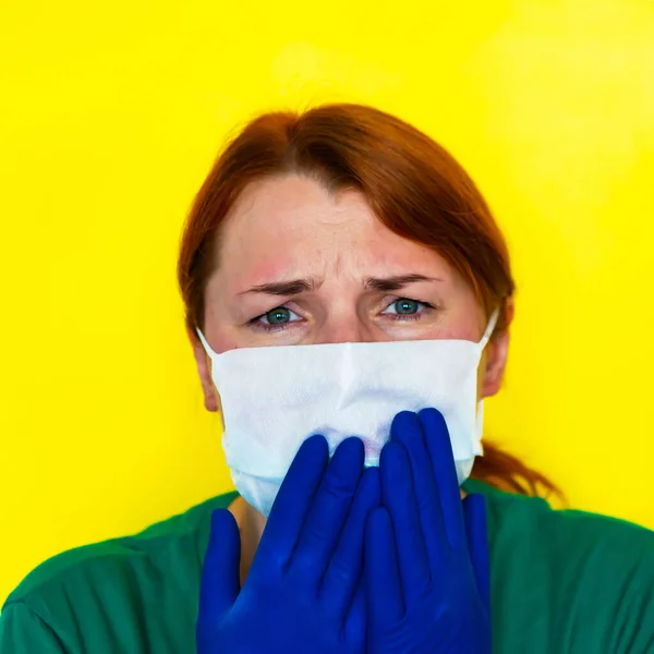 Krankenschwester Mit Medizinischer Maske Und Handschuhen Umklammerte Ihren Kopf Covid — Stockfoto