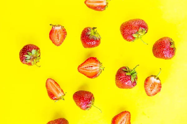 鮮やかな黄色の背景 トップビュー 最小限の概念上の新鮮なイチゴパターン — ストック写真