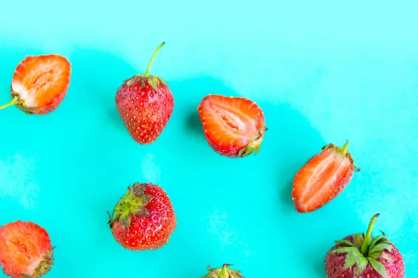 鮮やかな青の背景に新鮮なイチゴのパターン トップビュー 最小限の概念 — ストック写真