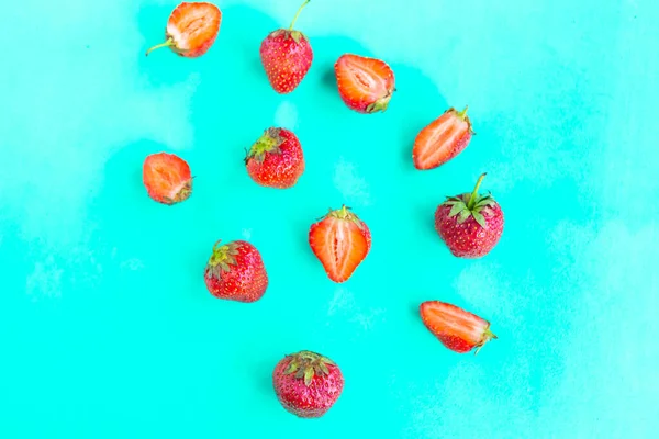 鮮やかな青の背景に新鮮なイチゴのパターン トップビュー 最小限の概念 — ストック写真