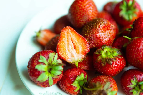 Verse Lekkere Aardbeien Wit Bord Bovenaanzicht — Stockfoto