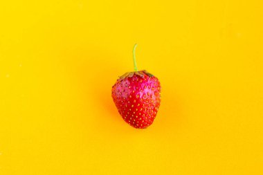 Turuncu arka planda taze çilek, minimum konsept.