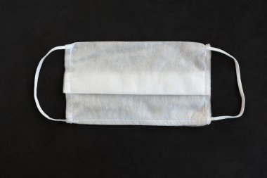 Siyah arka planda tıbbi maske, covid-19 konsepti