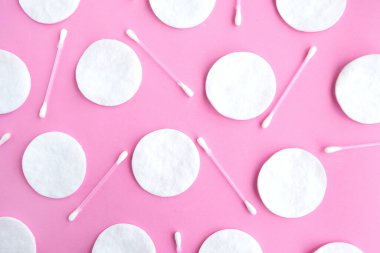 Pembe arka planda pamuk süngerler ve pamuk tomurcukları deseni, minimum konsept