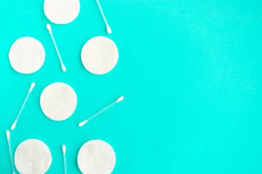 Mavi arkaplanda pamuk süngerler ve pamuk tomurcukları deseni, asgari konsept, kopyalama alanı, afiş