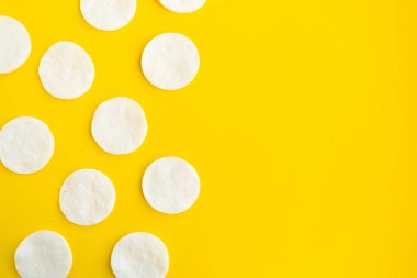 Pamuk, parlak sarı arkaplanda deseni süngerler, minimum konsept, kopyalama alanı