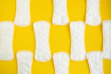 Sarı arka planda hijyenik peçete deseni.