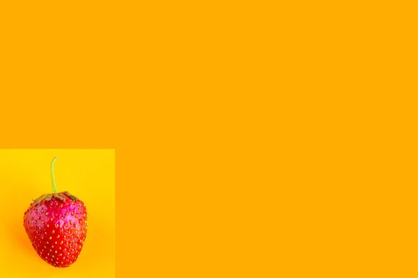 オレンジの背景に新鮮な甘いイチゴ 最小限の概念 — ストック写真
