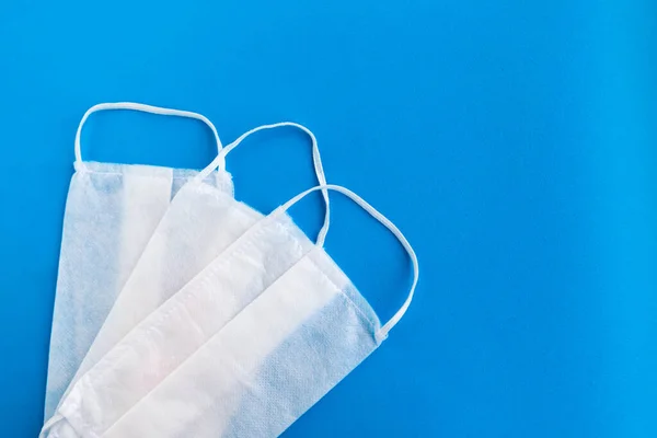 Máscaras Médicas Fundo Azul Conceito Covid Espaço Cópia — Fotografia de Stock