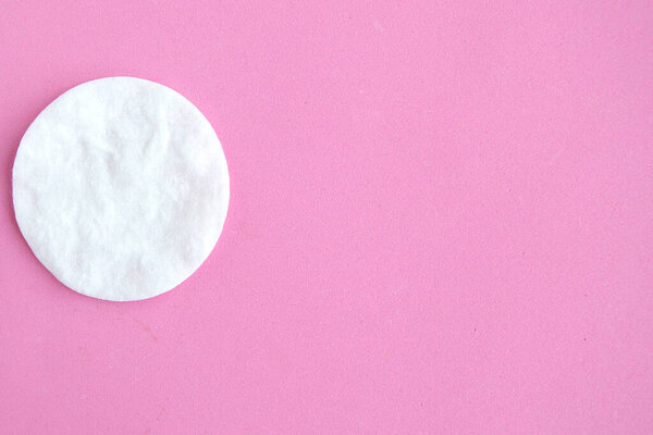 Хлопчатобумажная губка на розовом пастельном фоне, вид сверху, пространство для копирования, баннер
