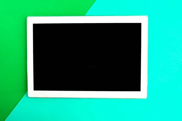 緑の背景に黒いモックアップ画面を持つタブレット テキストのスペースをコピーします ミニマルなコンセプト — ストック写真