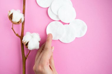 Pembe arka planda pamuk ve pamuk süngerler, üst manzara