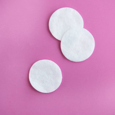 Pembe pastel arka planda pamuk süngerler, üst manzara