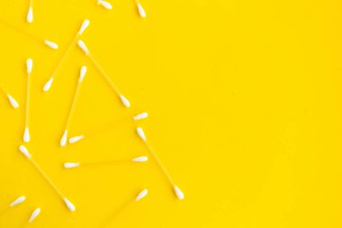 Sarı arkaplanda pamuk tomurcukları deseni, üst görünüm, kopyalama alanı