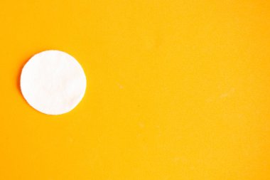 Parlak turuncu arkaplanda pamuk süngeri, üst görünüm, kopyalama alanı