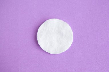 Mor arkaplanda pamuk sünger, üst görünüm