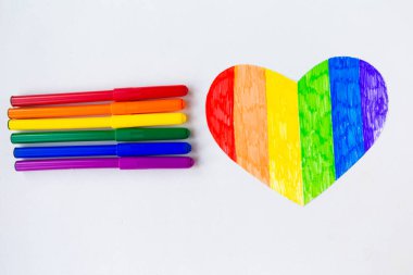 Lgbtq renklerinde kalemler ve beyaz arkaplanda kalp, üst görünüm