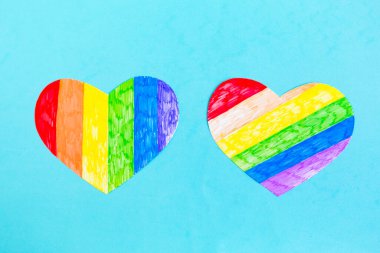 Mavi arkaplanda lgbtq renginde iki kalp, üst görünüm