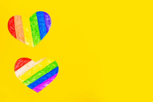 Corazones Colores Lgbtq Sobre Fondo Amarillo Brillante Vista Superior Espacio — Foto de Stock