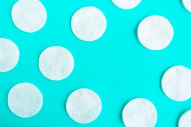 Mavi arkaplan üzerindeki pamuk deseni süngerler, asgari konsept, kopyalama alanı