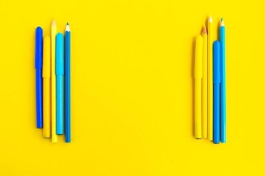 Parlak sarı arkaplanda renkli kalemler, metin için alanı kopyala. Okul konseptine dönelim.