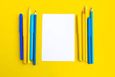 Renkli kalemler ve parlak sarı arkaplanda beyaz model boş, metin için alanı kopyala. Okul konseptine dönelim.