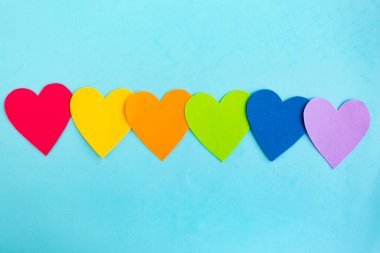 Mavi arkaplanda lgbtq renginde kalpler, üst görünüm