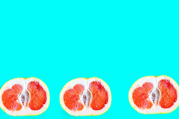 Grapefruit Wzór Plasterkach Jasnoniebieskim Tle Minimalna Koncepcja Miejsce Tekst Baner — Zdjęcie stockowe