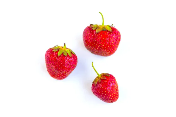 Fresas Frescas Sabrosas Aisladas Sobre Fondo Blanco — Foto de Stock