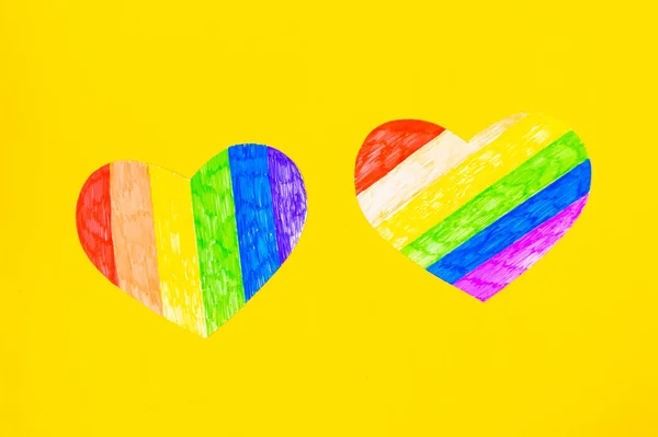 Zwei Herzen Lgbtq Farben Auf Leuchtend Gelbem Hintergrund Draufsicht — Stockfoto