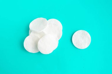 Parlak mavi arkaplanda pamuk süngerler, üst görünüm