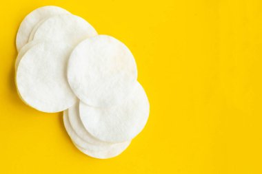 Parlak sarı arkaplanda pamuk süngerler, üst manzara