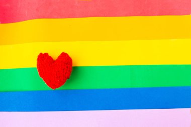 LGBTQ renk bayrağı üzerine örülmüş kalp, üst görünüm, metin için boşluk kopyala
