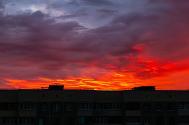 Şehir manzarası üzerinde dramatik bir gün doğumu