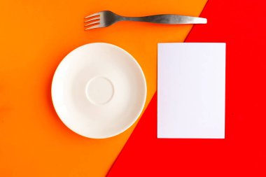 Beyaz model plaka, turuncu ve kırmızı geometrik arka planda boş ve çatallı. Metin için alanı kopyala. Asgari konsept