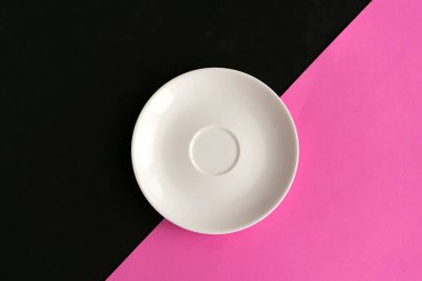 Pembe ve siyah arka planda beyaz model plaka. Metin için alanı kopyala. Asgari konsept