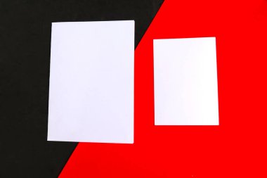 Geometrik kırmızı ve siyah arka planda iki beyaz model boş. Metin için alanı kopyala. Dikey