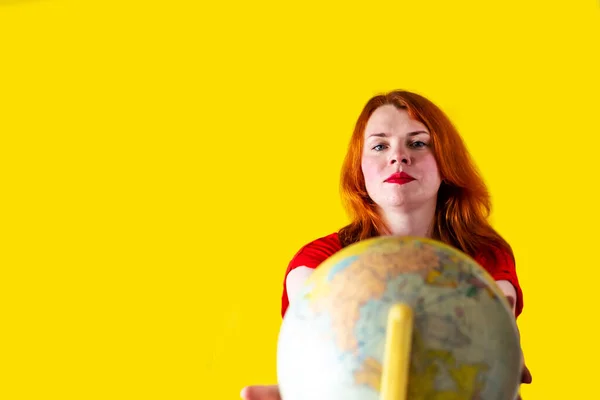 Retrato Hermosa Pelirroja Con Globo Sobre Fondo Amarillo Concepto Viaje — Foto de Stock