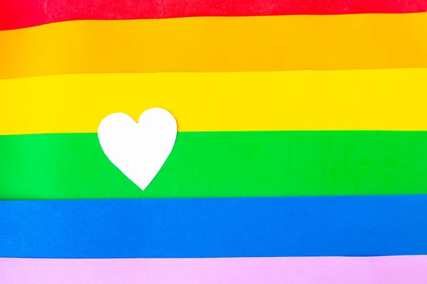 LGBTQ renk bayrağı üzerinde beyaz model kalp, üst görünüm