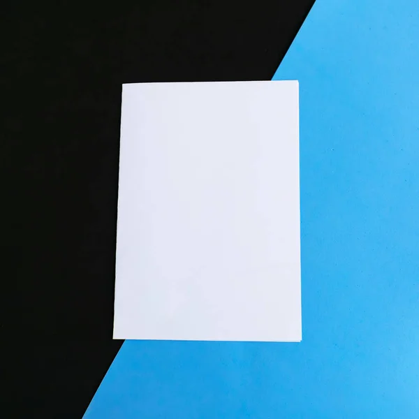 Mockup Bianco Bianco Sfondo Geometrico Blu Nero Copia Spazio Testo — Foto Stock