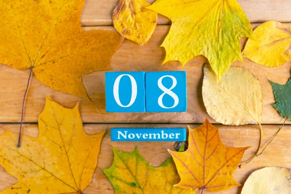 November Blauwe Kubus Kalender Met Maand Datum Houten Ondergrond — Stockfoto