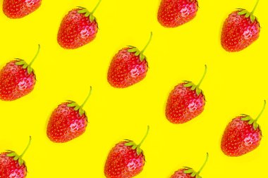 Parlak sarı arka planda çilek deseni, minimum konsept