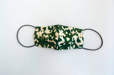 Beyaz arka planda askeri renklerde yüz maskesi, covid-19 konsepti