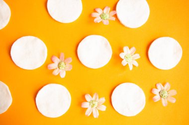 Pamuk parlak turuncu arka planda deseni süngerler, minimum konsept